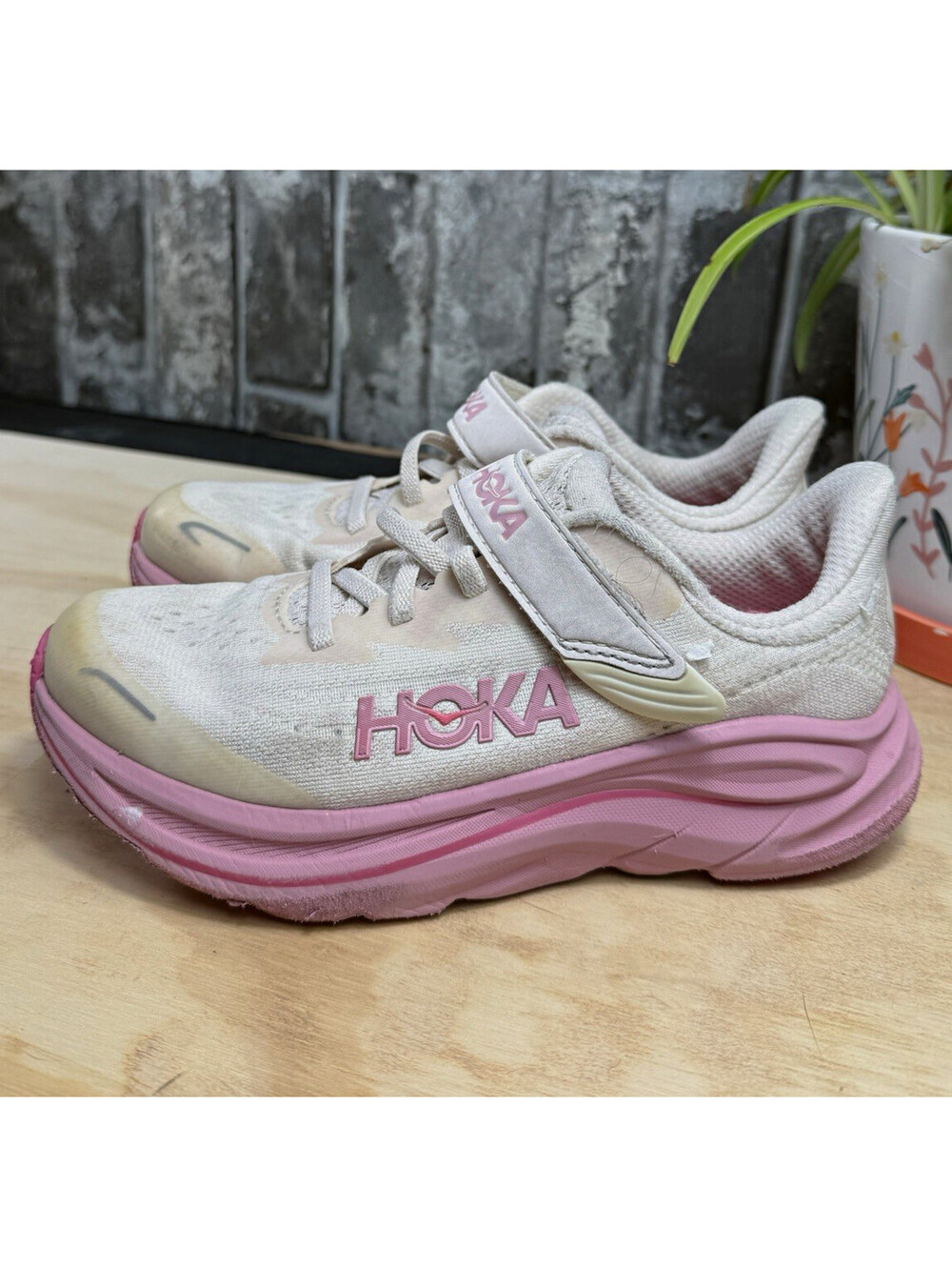 HOKA ONE ONE Clifton 10 Unisex Kids White/Pink Mesh Sneaker H&L US 2.5M